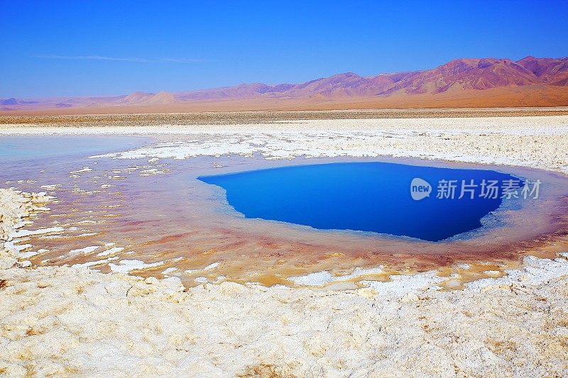 Lagunas escondidas Baltinache - Baltinache和Atacama salar flats - Turquoise salt lakes mirrored reflection and田诗化的阿塔卡马沙漠，火山景观全景- San Pedro de Atacama，智利，Bolívia和阿根廷边境